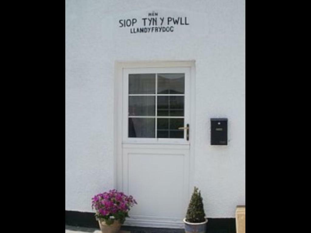 The Old Shop Villa Llandyfrydog Exterior photo